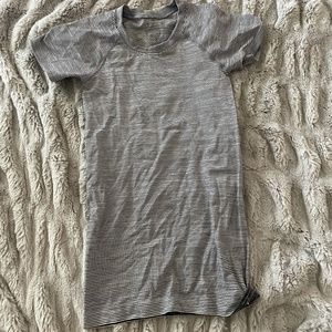 Tetra strip Lululemon Swiftly Tech Short Sleeve 2.0. Size 0